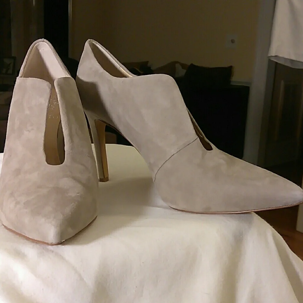 Vince Camuto ladies suede heels NWOT